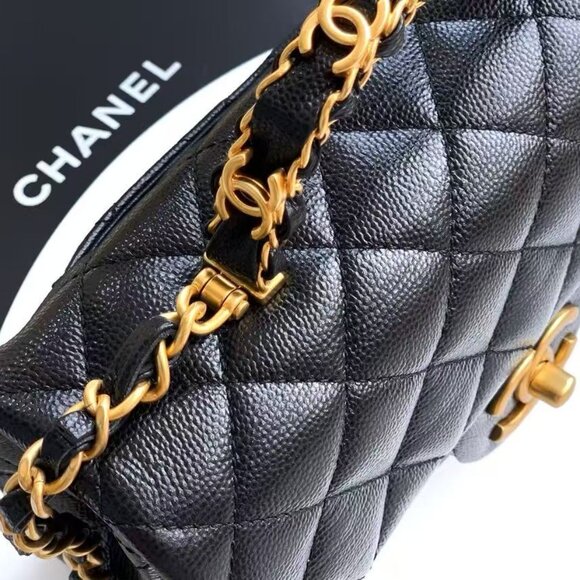 Classic CHANEL Bag: A Stylish and Versatile Choice for Elegance - Picture 8 of 9